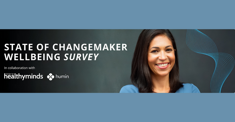 Auf dem Bild sieht man eine lächelnde Frau sowie den Titel der Umfrage "State of Changemaker Wellbeing Survey". Darunter steht: "in collaboration with Center for Healthy Minds and humin".